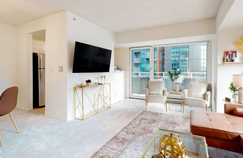 Downtown Seattle Condo | Luxury corner condo with city views, indoor pool & gym - 1 block from Pike Place