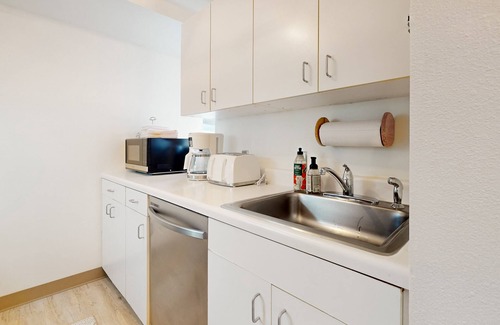 Downtown Seattle Condo | Luxury corner condo with city views, indoor pool & gym - 1 block from Pike Place