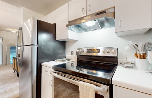 Downtown Seattle Condo | Luxury corner condo with city views, indoor pool & gym - 1 block from Pike Place
