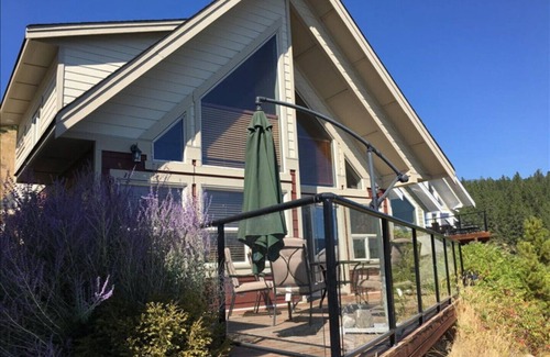 Central Okanagan Cottage | Luxury Cottage with Spectacular Lake Views
