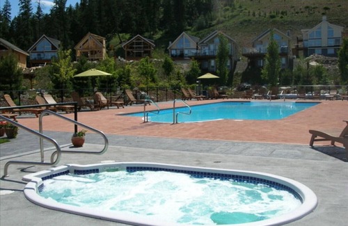 Central Okanagan Cottage | Luxury Cottage with Spectacular Lake Views