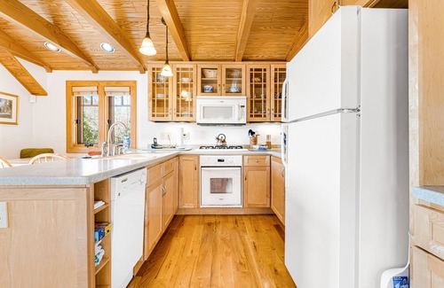 Banner Elk Cottage | Luxury cottage with spacious deck, amazing views, hot tub, & washer/dryer