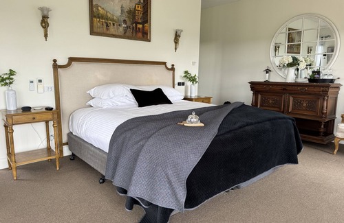 Neerim South House | Luxury Country Escape | Stunning Mountain Views by Scotch Hill Truffle Farm
