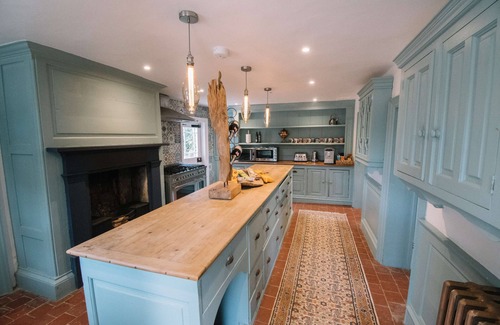 Leverton House | Luxury Country Manor Home for 15 - Boutique Themed rooms, Garden & Hot Tub