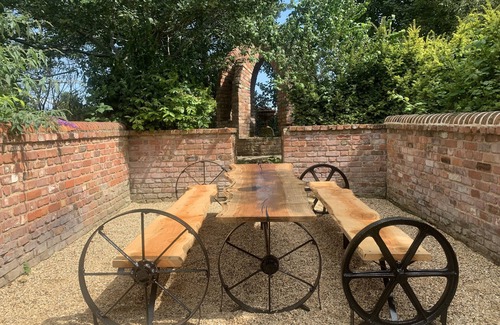 Leverton House | Luxury Country Manor Home for 15 - Boutique Themed rooms, Garden & Hot Tub