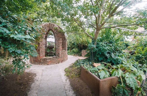 Leverton House | Luxury Country Manor Home for 15 - Boutique Themed rooms, Garden & Hot Tub