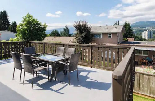 Port Moody House | Luxury Country Style Home - S -. +Hottub And Gym+ . Pet Friendly !