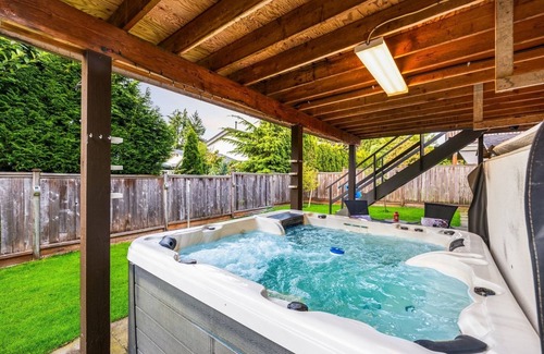 Port Moody House | Luxury Country Style Home - S -. +Hottub And Gym+ . Pet Friendly !