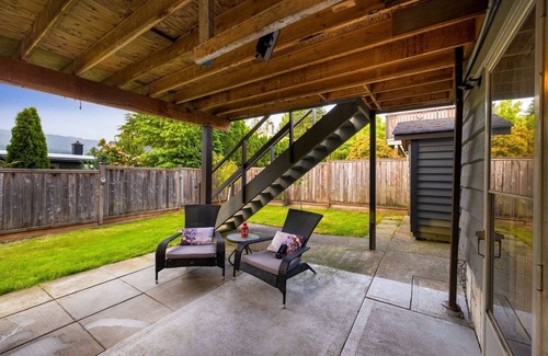 Port Moody House | Luxury Country Style Home - S -. +Hottub And Gym+ . Pet Friendly !
