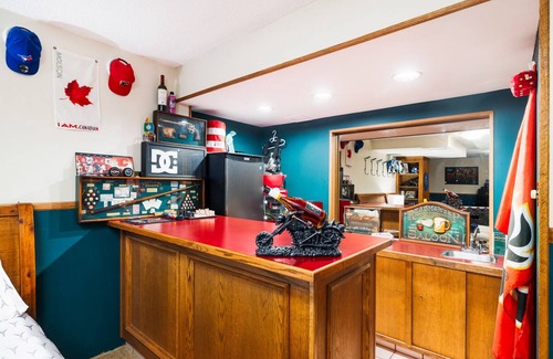 Port Moody House | Luxury Country Style Home - W -. +Hottub And Gym+ . Pet friendly# #Sleeps 5#