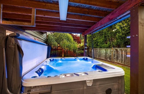 Port Moody House | Luxury Country Style Home - W -. +Hottub And Gym+ . Pet friendly# #Sleeps 5#