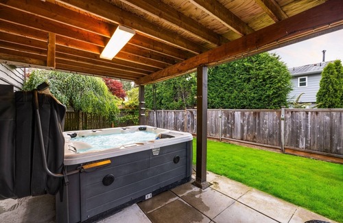 Port Moody House | Luxury Country Style Home - W -. +Hottub And Gym+ . Pet friendly# #Sleeps 5#