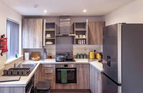 Holbrooks House | Luxury Coventry 2-bed house near Ricoh Arena with Parking for 2 cars & wifi