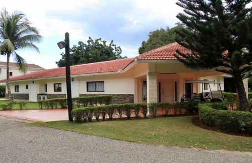 San Pedro de Macoris House | Luxury & Cozy Villa with Jacuzzi at Metro Club