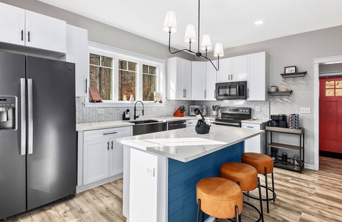 Swannanoa Ski Chalet | Luxury Cozy Mountain Treehouse w/Hot Tub + Gym mins to AVL + BlkMtn