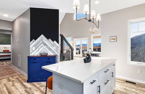 Swannanoa Ski Chalet | Luxury Cozy Mountain Treehouse w/Hot Tub + Gym mins to AVL + BlkMtn