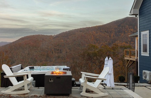 Swannanoa Ski Chalet | Luxury Cozy Mountain Treehouse w/Hot Tub + Gym mins to AVL + BlkMtn