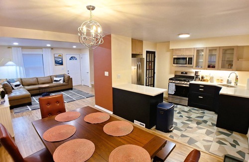 Gurnee House | Luxury Cozy Stay-Near Six Flags, Navy Base