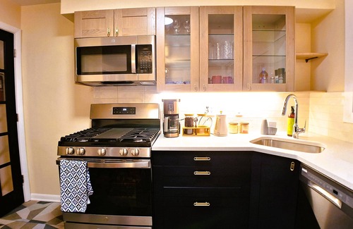 Gurnee House | Luxury Cozy Stay-Near Six Flags, Navy Base
