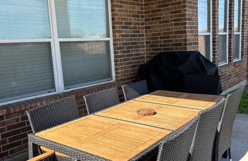 Tarrant County House | Luxury & Cozy Stay: w/Complimentary Massage, Gym, Media, & Game Room