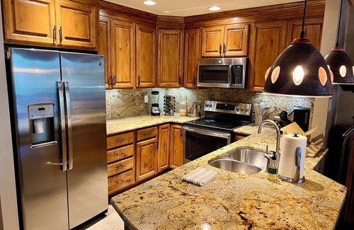 Sedona Resort | Luxury Creek Home with Spa, Sauna & Views