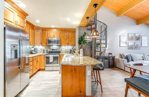 Sedona Resort | Luxury Creek Home with Spa, Sauna & Views