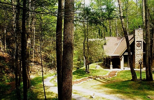 Gatlinburg - Pigeon Forge Cottage | LUXURY Creekside Story Book Cottage 5 Secluded Acres of Lush FOREST & STREAMS