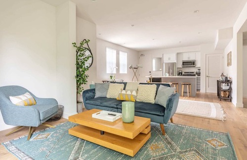 Palms Apartment | Luxury Culver City 2BR/2BA|Underground Parking