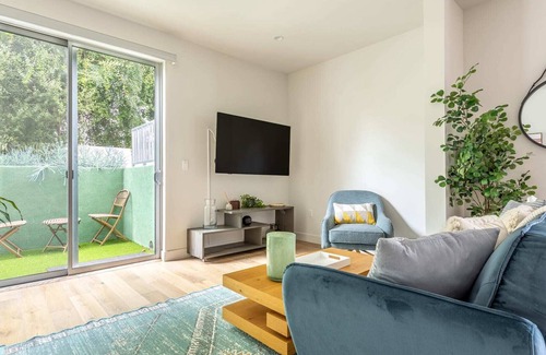 Palms Apartment | Luxury Culver City 2BR/2BA|Underground Parking