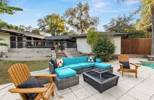 North Dallas House | Luxury Dallas Villa Guest Suite Pack n Play!