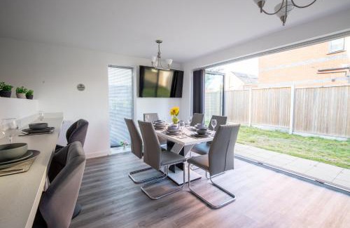 Trafford Villa | Luxury Deluxe Favoured Home - 4 bedroom - 9 Guests - Contractors Welcome