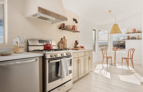 Landers House | Luxury Desert Home with 3 BR - Dog friendly