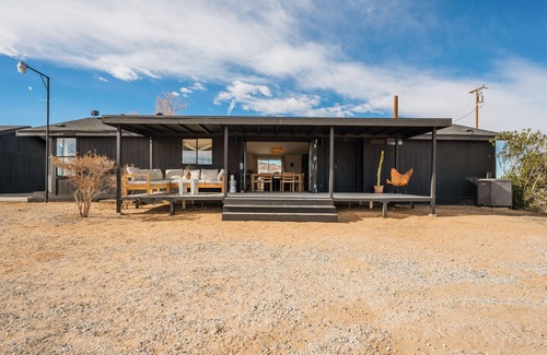 Landers House | Luxury Desert Home with 3 BR - Dog friendly