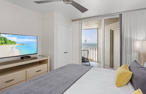 Fort Myers Beach Resort | Luxury Diamond Head Beach Front Private Condo / Pool with all Amenities!