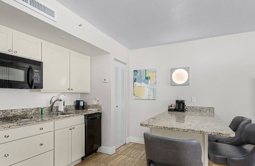 Fort Myers Beach Resort | Luxury Diamond Head Beach Front Private Condo / Pool with all Amenities!