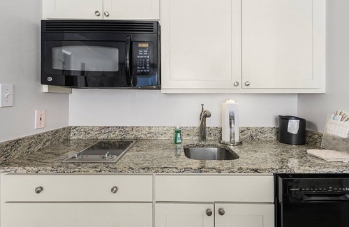 Fort Myers Beach Resort | Luxury Diamond Head Beach Front Private Condo / Pool with all Amenities!