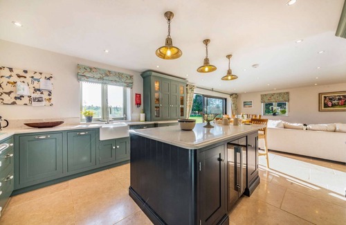 Sibford Gower House | Luxury dog friendly holiday home with large garden in the Cotswolds - Hill View House
