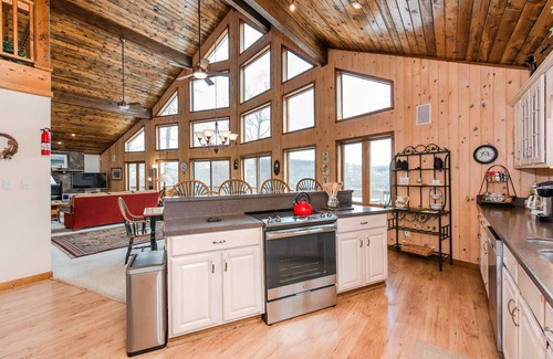 Mountainside House | Luxury Dog Friendly Escape w/Hot Tub & Views