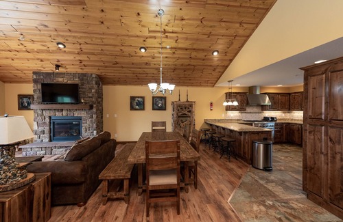 Waterfront Greens House | Luxury Dog Friendly Lodge w/Vaulted Ceilings & Fireplace