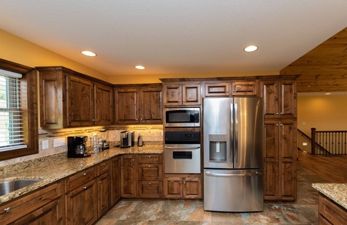 Waterfront Greens House | Luxury Dog Friendly Lodge w/Vaulted Ceilings & Fireplace
