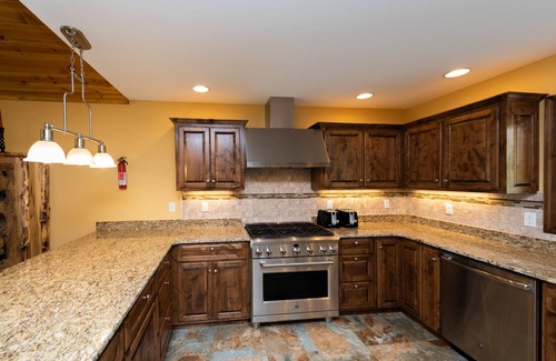 Waterfront Greens House | Luxury Dog Friendly Lodge w/Vaulted Ceilings & Fireplace