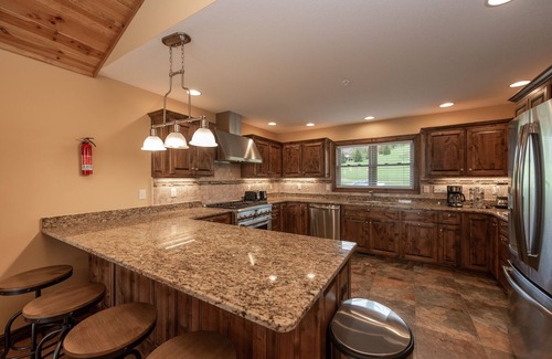 Waterfront Greens House | Luxury Dog Friendly Lodge w/Vaulted Ceilings & Fireplace