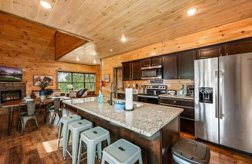 Sevierville Cabin | Luxury Dollywood cabin/indoor pool/Hot tub/firepit
