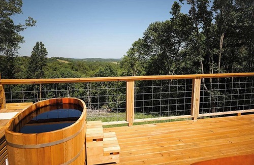 Eureka Springs Apartment | Luxury Dome at Fox Wood, with Cedar Hot Tub on deck, only 15 minutes from downtown Eureka Springs and 8 minutes from Beaver Lake.