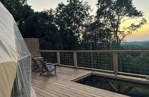 Eureka Springs Apartment | Luxury Dome at Fox Wood, with Cedar Hot Tub on deck, only 15 minutes from downtown Eureka Springs and 8 minutes from Beaver Lake.