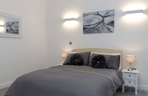 Great Linford Apartment | Luxury Double Bedroom Apartment - At the Atrium MK