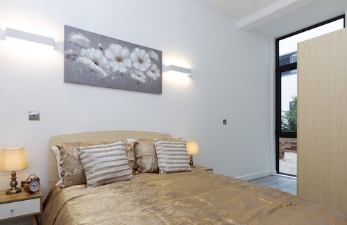 Great Linford Apartment | Luxury Double Bedroom Apartment - At the Atrium MK