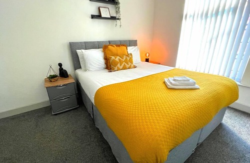 Wigan House | Luxury Double Twin Room Private Bathroom in WN1