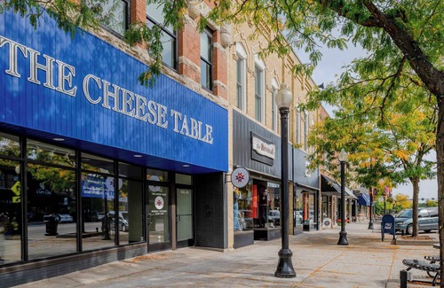 Neenah Apartment | Luxury Downtown 2 Bedroom Flat