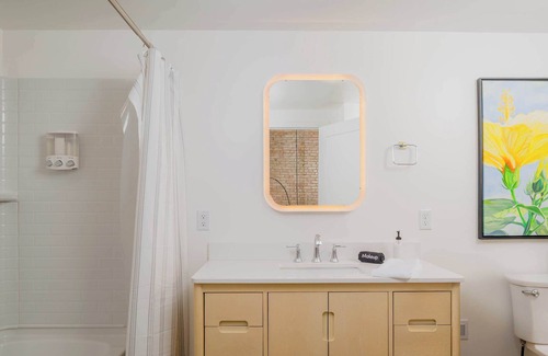 Neenah Apartment | Luxury Downtown 2 Bedroom Flat